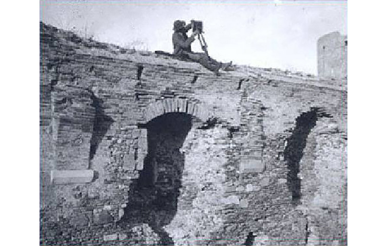 Lucera - Lo studioso Tedesco Arthur Haseloff (1872-1955) fotografa il castello. Sullo sfondo si intravede la torre del Leone. Foto scattata da Wackernagel Martin- anno 1908