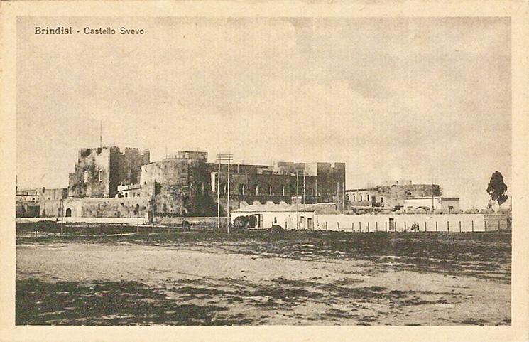 Antica cartolina che ritrae il castello di Brindisi.