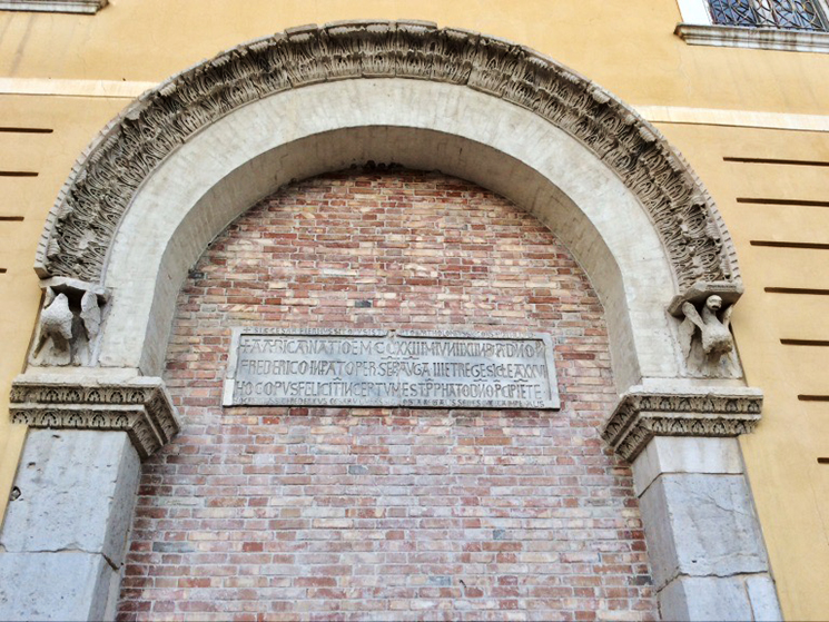 Foto dell'Epigrafe all'interno dell'arco del palazzo imperiale ora posta in un muro laterale del museo civico di Foggia