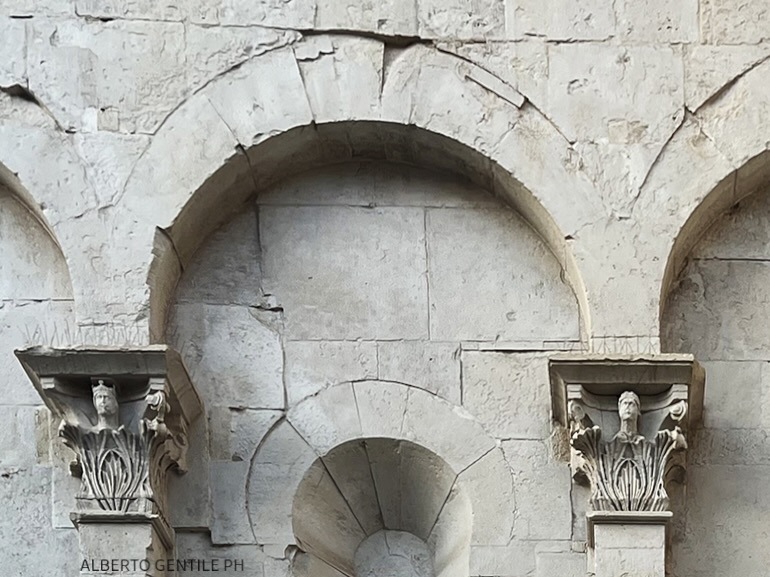 Federico II e nobile donna sulla facciata laterale della cattedrale di Foggia.