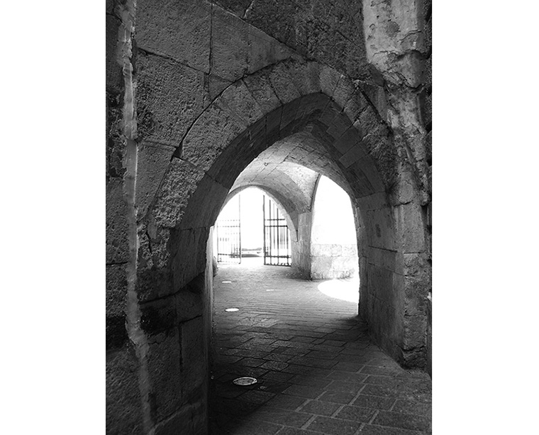 Passaggio tra via Duomo e via Campanile che si trova alle spalle della cattedrale, gli archi tipici dell'epoca medievale sono la testimonianza della struttura architettonica di stile romanico posta nella parte inferiore della cattedrale.