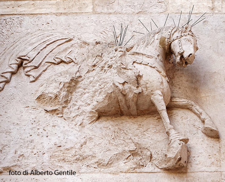 Portale di San Martino, particolare centrale, cavaliere con mantello (secondo alcuni San Martino, per altri Federico II). Foggia.