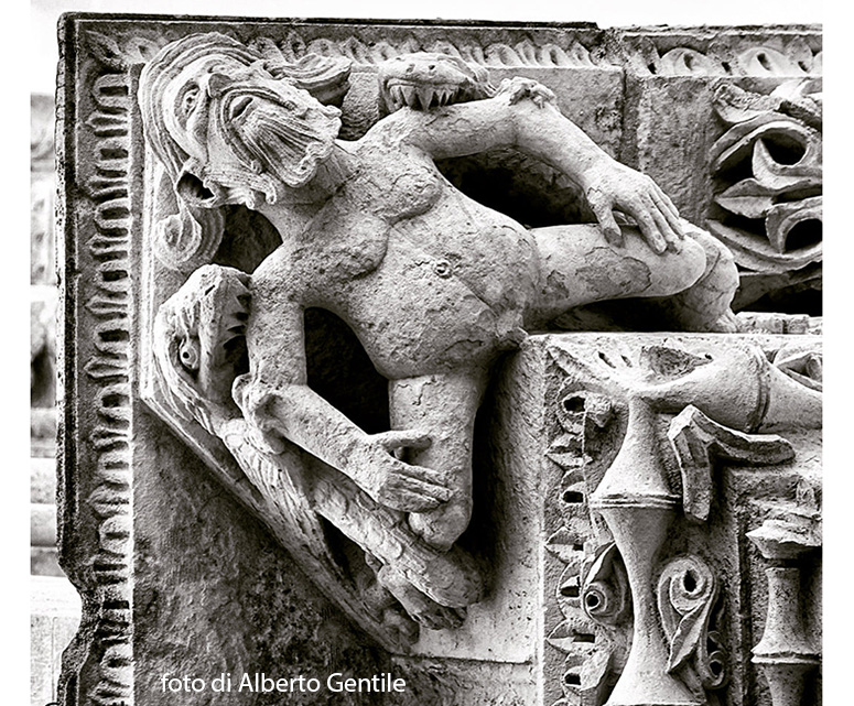 Cattedrale di Foggia, particolare del cornicione: mensola angolare con un uomo barbato aggredito da coccodrilli alati.