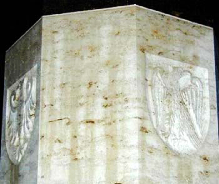 Particolare del monumento in cui sono visibili gli stemmi con l'aquila sveva, Simbolo imperiale di Federico II.