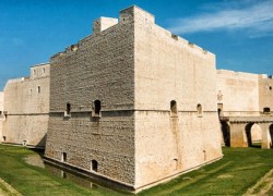 Veduta esterna del castello di Barletta, ben visibile il ponte in muratura ed i bastioni angolari .