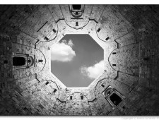 Il cielo visto dall'interno del cortile di Castel del Monte (foto di Enrico Lo Storto).