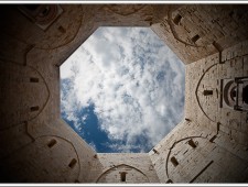 Il cielo visto dall'interno del cortile di Castel del Monte (foto di Giulio Iannotti).